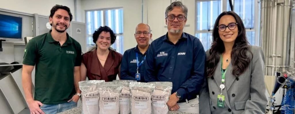 Entrega ao laboratório de terras raras produzidas pela Viridis em Poços de Caldas